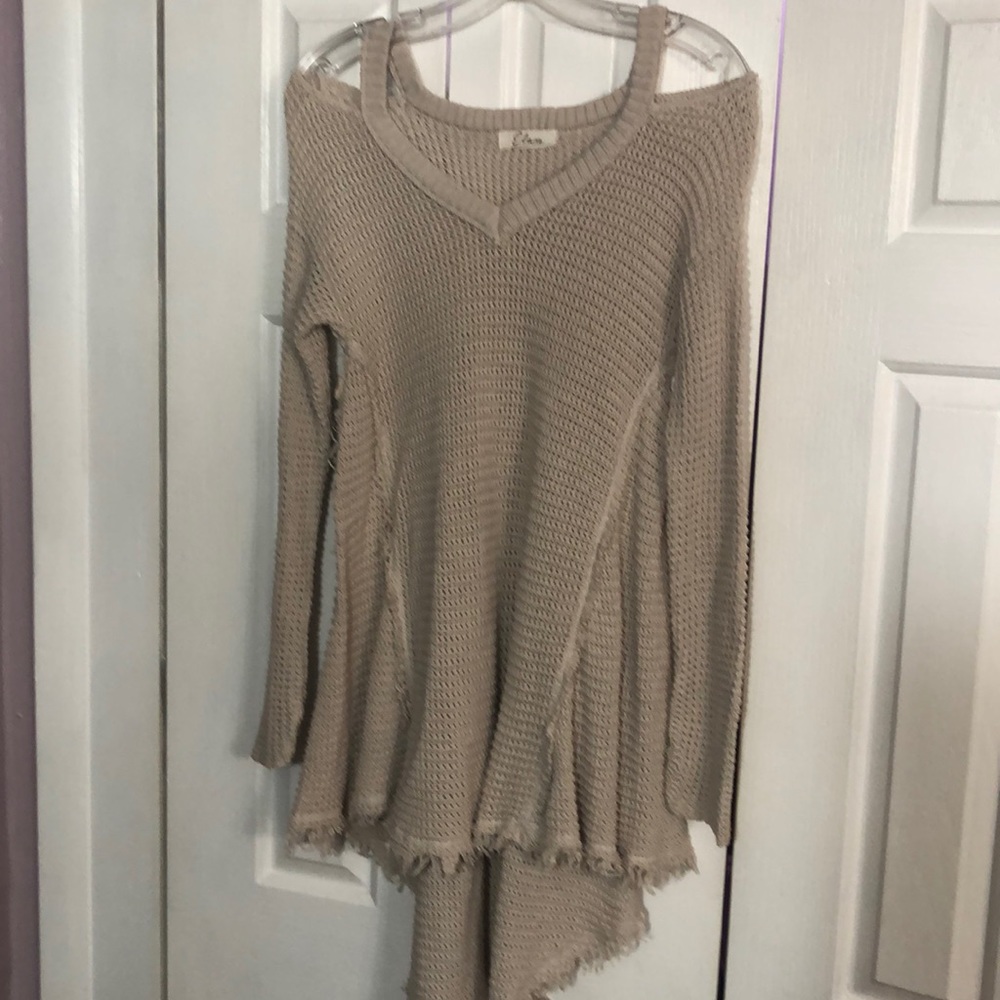 Sweater cream crochet look